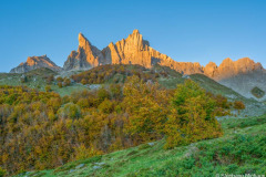 France, Pyrénées-Atlantiques (64), Béarn, Lescun, aiguilles d'Ansabère au lever de soleil, vallée d'Aspe, forêt de hêtres en automne//France, Pyrenees-Atlantiques (64), Béarn, Lescun, Ansabère needles at sunrise, Aspe valley, beech forest in autumn