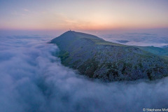 L'Artzamendi avec une mer de nuages à l'aube (vue aérienne)//The Artzamendi with a sea of clouds at dawn (aerial view)
