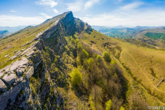 L'Atxuria et sa falaise au printemps (vue aérienne)//The Atxuria and its cliff in spring (aerial view)