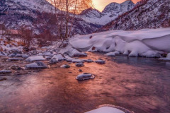 Gavarnie, aube sur une rivière en hiver à Gavarnie avec des montagnes enneigées//Gavarnie, dawn on a river in winter in Gavarnie with snowy mountains