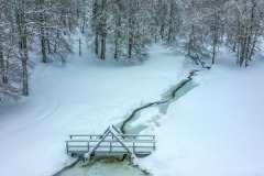 un lac et un paysage enneigé avec la forêt à Iraty (vue aérienne)//a lake and a snowy landscape with the forest in Iraty (aerial view)