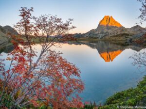 Tableau photo paysage, décoration murale pic du midi d'Ossau en automne avec le coucher de soleil se reflétant sur le lac d'Ayous et un arbuste coloré. Pyrénées, montagne.