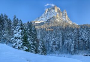 Tableau photo hiver magique au pic du midi d'Ossau avec les sapins enneigés. Pyrénées, montagne.