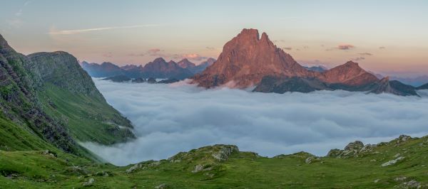 Décoration murale tableau paysage nature - Tableau photo du Pic du Midi d'Ossau avec un coucher de soleil et une mer de nuages, idéal pour embellir votre intérieur avec une vue majestueuse sur la montagne.