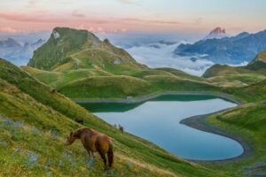 Lac en forme de cœur du Montagnon d'Iseye, chevaux, et pic du midi d'Ossau au coucher de soleil.Tableau photo paysage, décoration murale. Pyrénées, montagne.