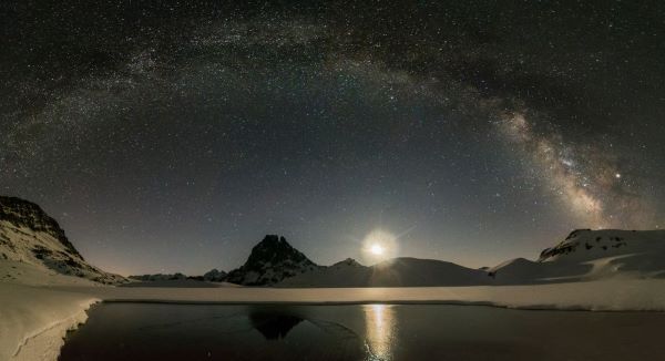Pic du midi d'Ossau voie lactée. Tableau photo. Pyrénées, montagne.